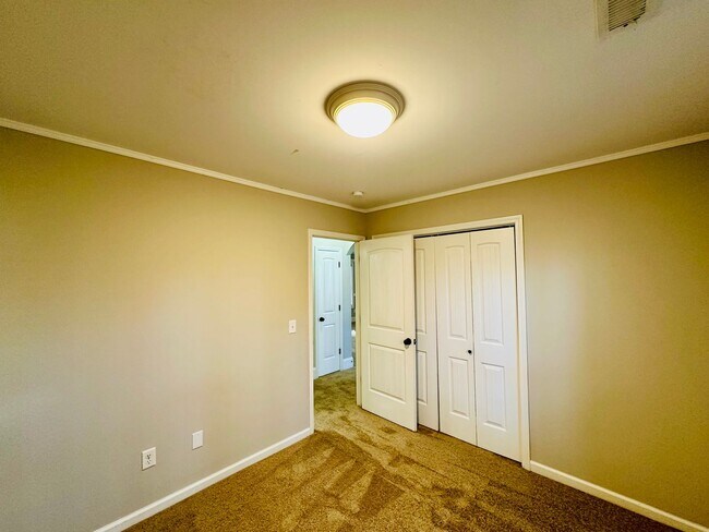 Building Photo - KINGS GRANT - Three bedroom/two bathroom h...