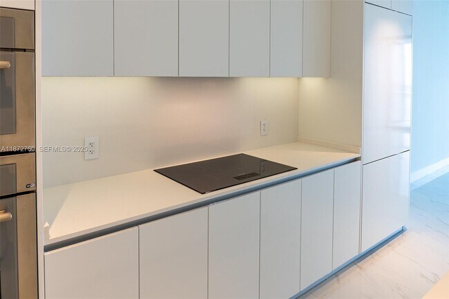 Building Photo - 700 NE 24th St