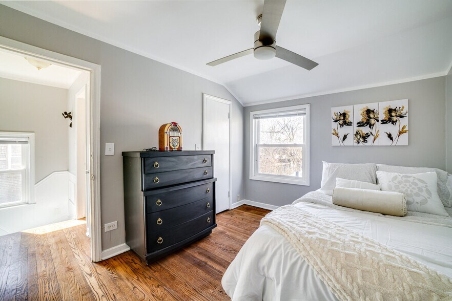 Building Photo - 9830 S Yates Ave