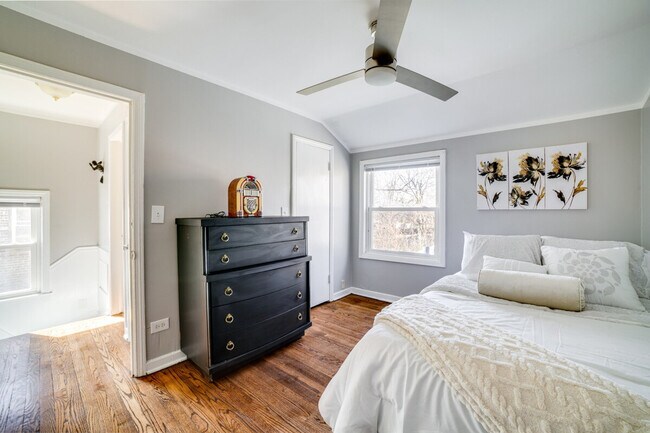 Building Photo - 9830 S Yates Ave