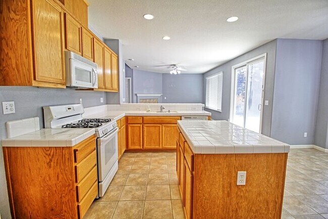 Building Photo - Lovely, Hidden Lake 4 bedroom, 2.5 bathroo...