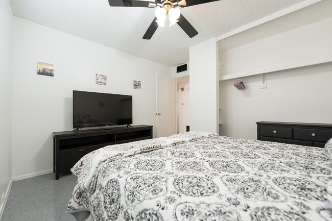 Building Photo - Stylish & Fully Furnished 2-Bedroom in the Heart of Farmington – Flexible Lease Terms!