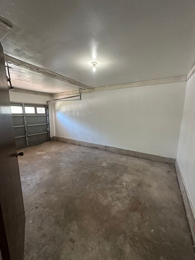 Building Photo - 3 bed 1.5 bath 1 car garage