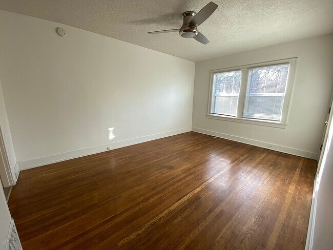 Building Photo - Charming 1 Bedroom with Hardwood Floors, Close-In Location