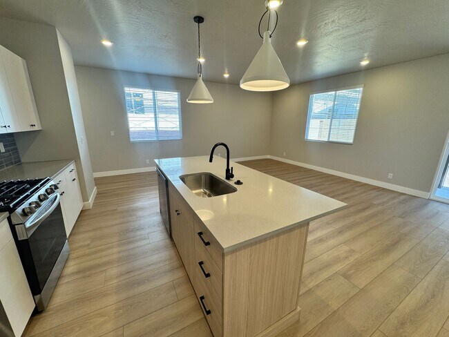 Building Photo - Coral Canyon 4-Bedroom End-Unit Townhome! Brand New!!