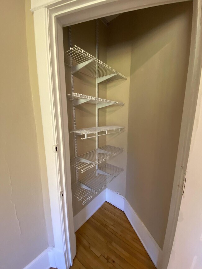 Building Photo - Rear entry private Second floor 1 Bed 1 Bath Historic Preserved Douglas Apartments in Desirable L...