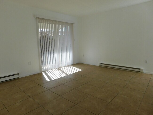 Building Photo - 869 Iowa Ave