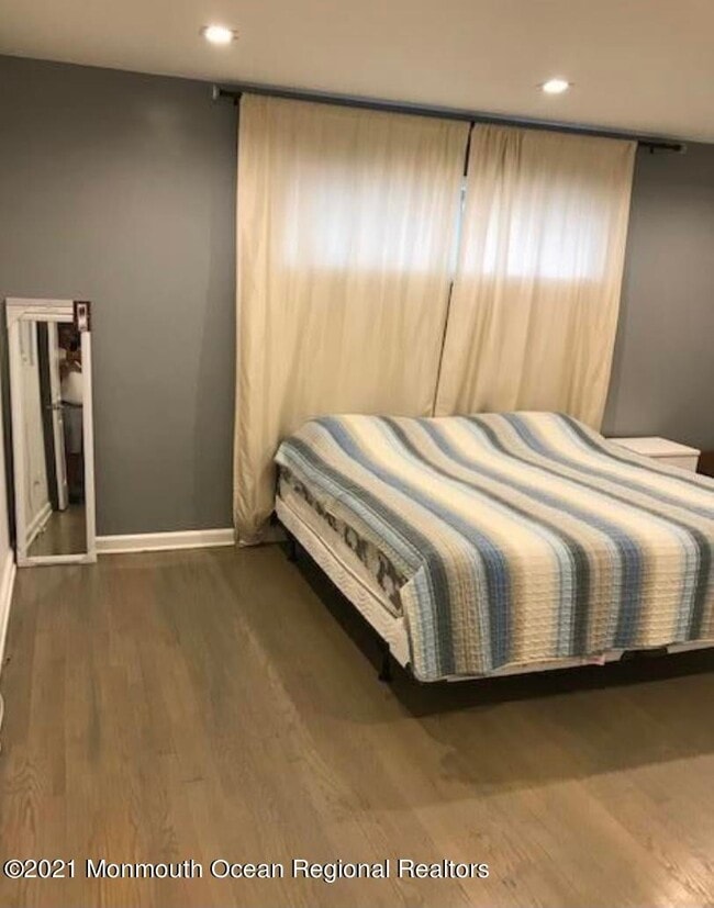 Building Photo - 975 Norwood Ave