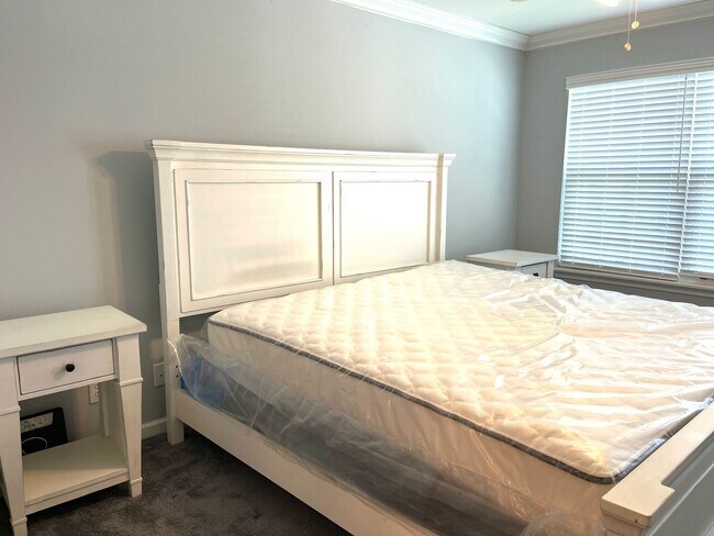 Building Photo - ONE MONTH FREE with a sixteen-month lease. Two Bedroom, Furnished Condo in Windsor Green in Carol...