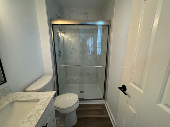 Building Photo - Spacious 5 Bed 3 Bath Home Walking Distanc...
