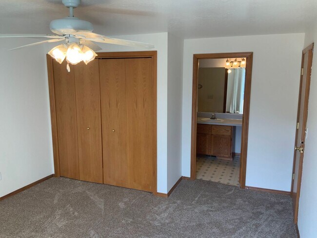 Building Photo - 3 Bedroom, 2 Bathroom House in Springfield