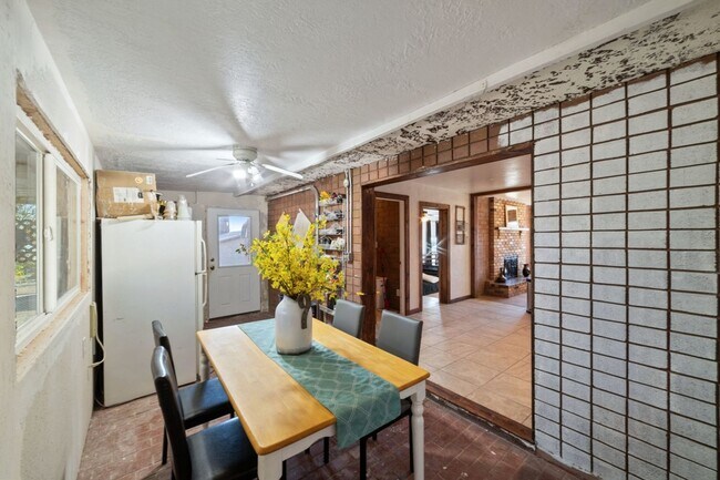 Building Photo - Charming 3 Bedroom Home Plus Casita