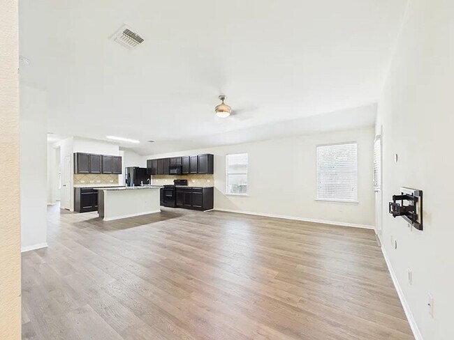 Building Photo - Spacious one-level home in Glenwood!