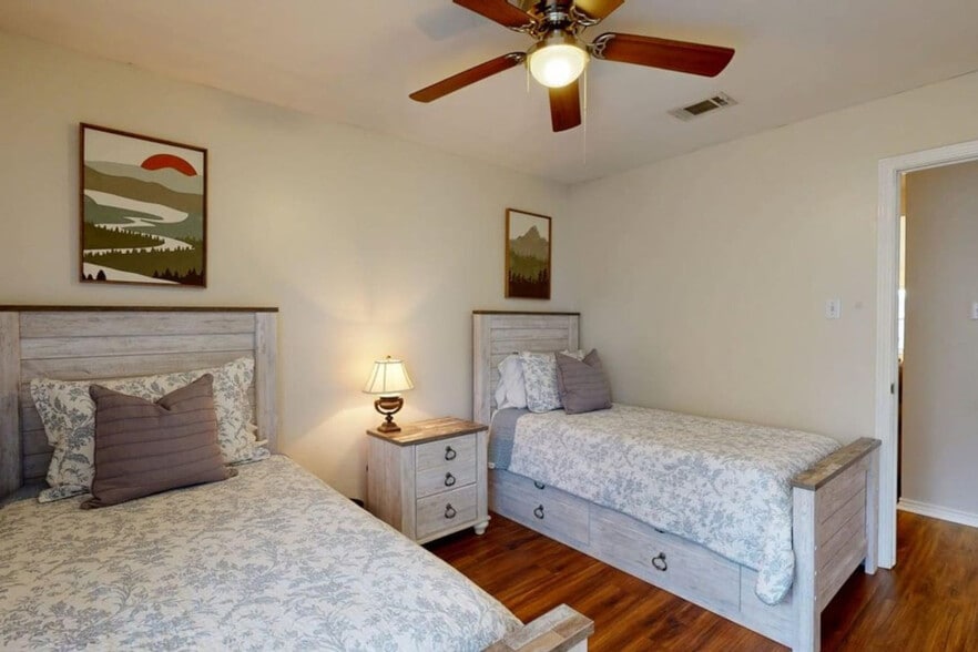 Building Photo - 810 Camellia Ct