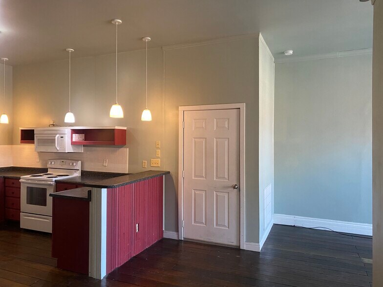 Unit "D" Entry - 216 E Main St
