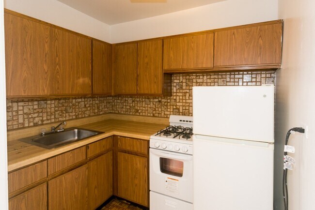 Building Photo - 736 W Belmont Ave