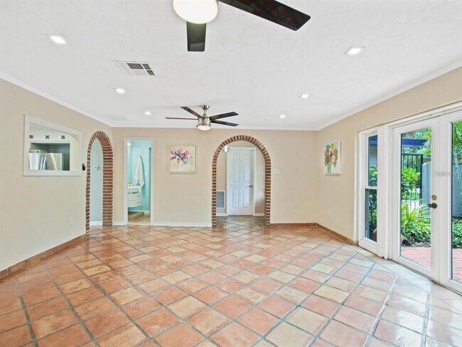 Building Photo - 1127 S Osprey Ave