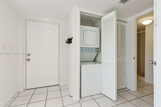 Building Photo - 3052 SW 27th Ave