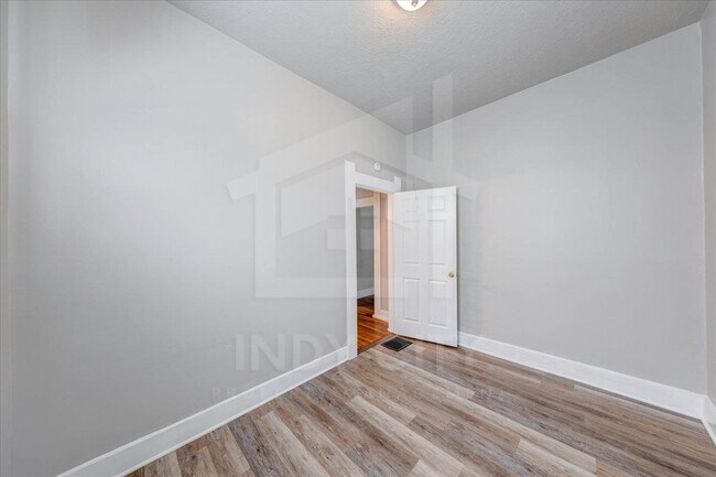 Building Photo - 1106 S Reisner St
