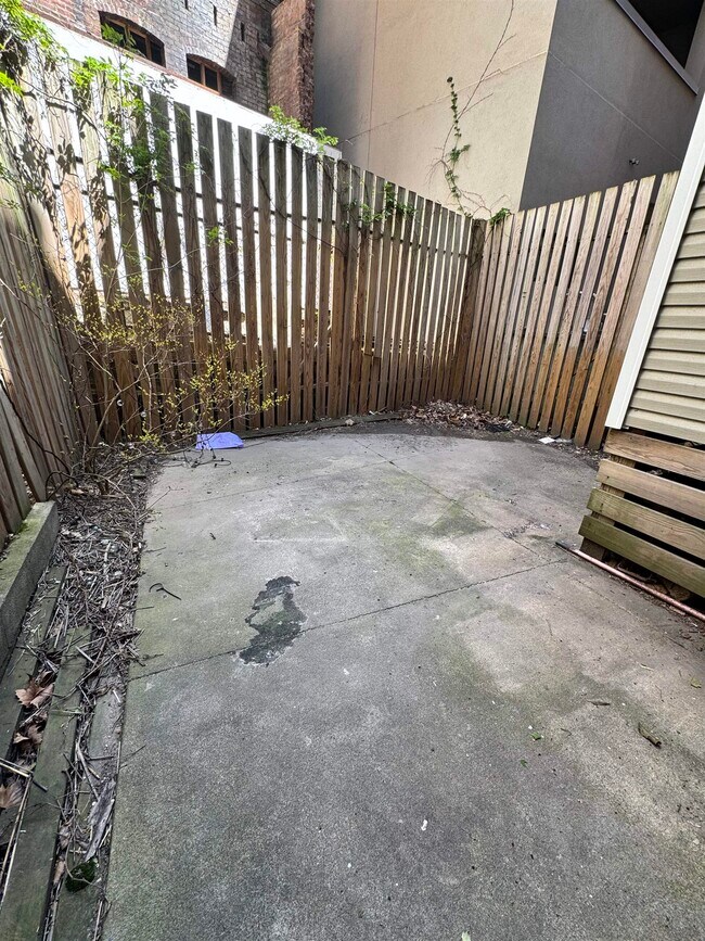 Building Photo - 162 Steuben St