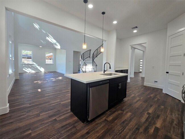 Building Photo - 14811 Wallach Dr