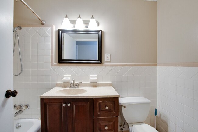 Building Photo - 2107 Edinburgh Dr SW