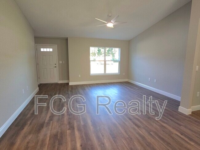 Building Photo - 10 Pine Cir Way