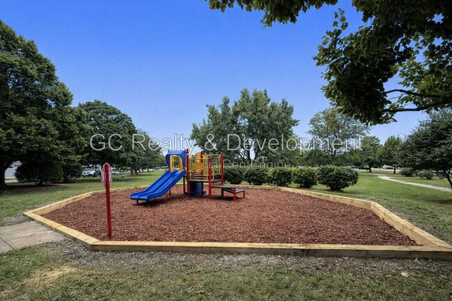 Building Photo - 312 Fieldstone Ct