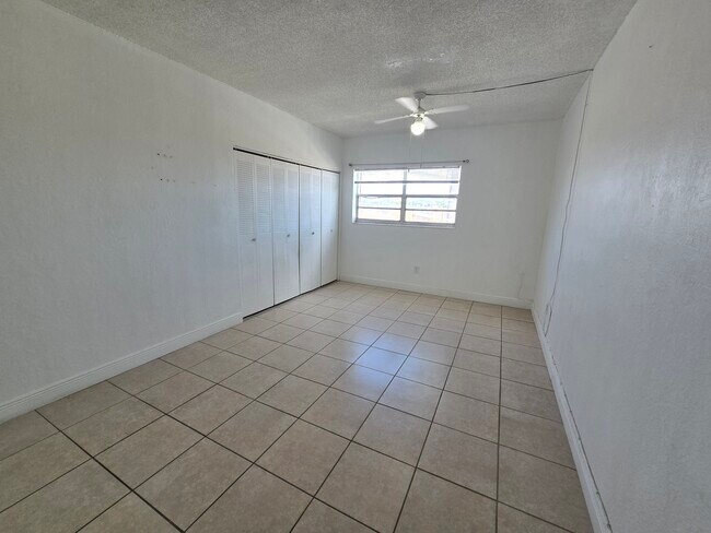 Building Photo - 1305 W 53rd St