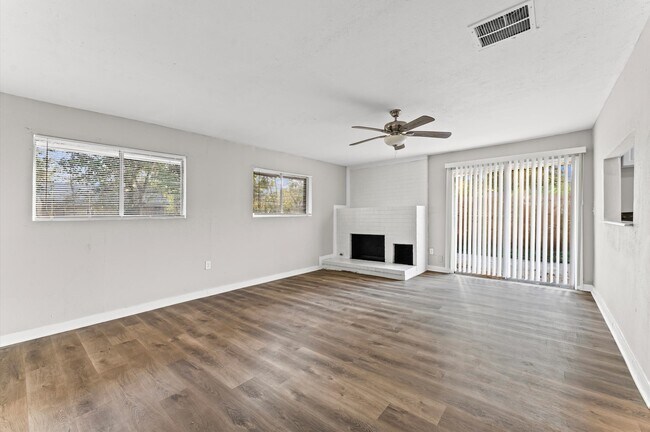 Building Photo - 3034 Akard St