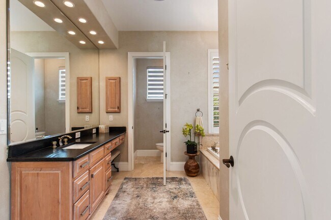 Building Photo - Luxury Rental Available