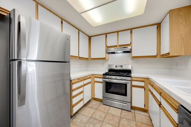 Building Photo - 16540 Graystone Dr. #126