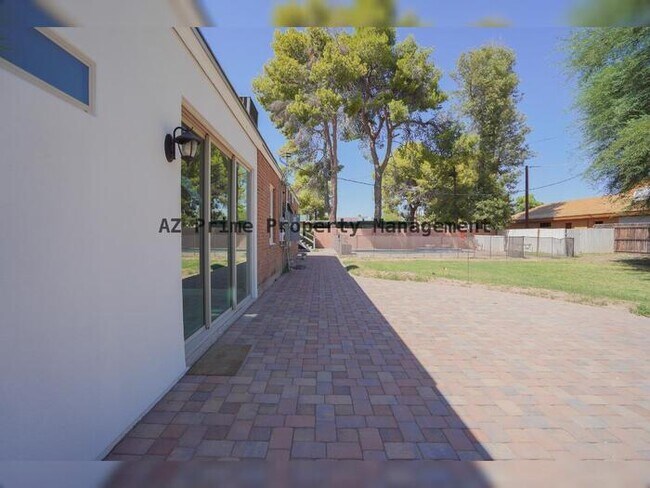 Building Photo - 6521 N 11th Ave