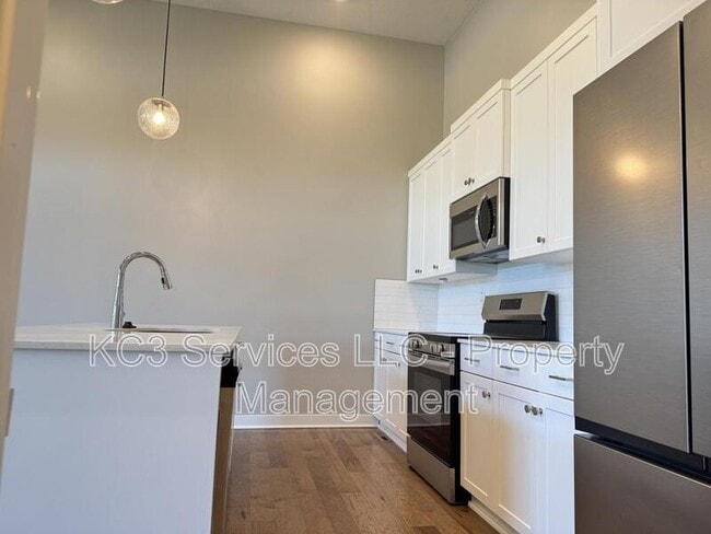 Building Photo - 2026 SW Holdbrooks Dr