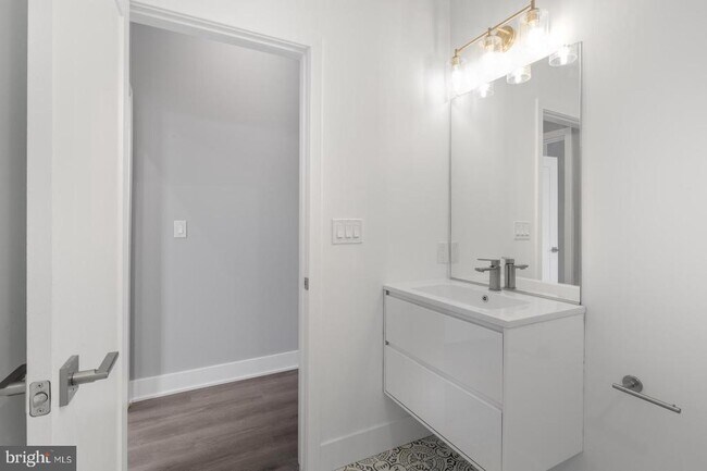 Building Photo - 2119 N Front St