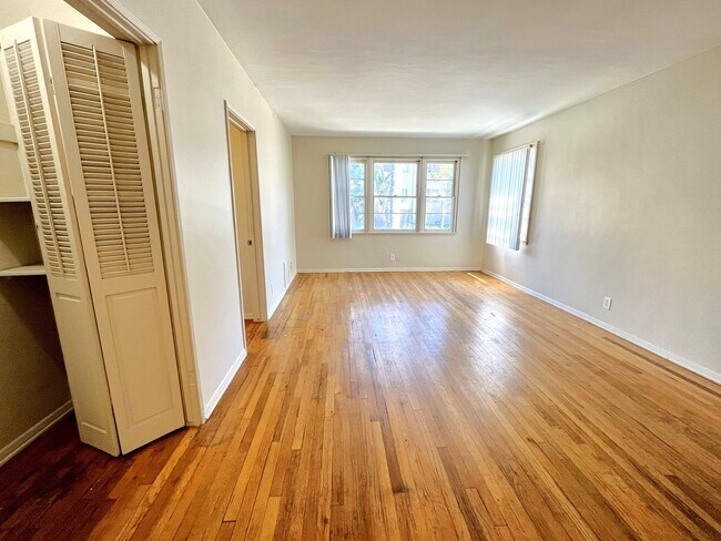 Interior Photo - 605 Kelton Ave