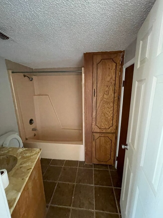 Building Photo - Spacious & Affordable Home for Lease on Go...