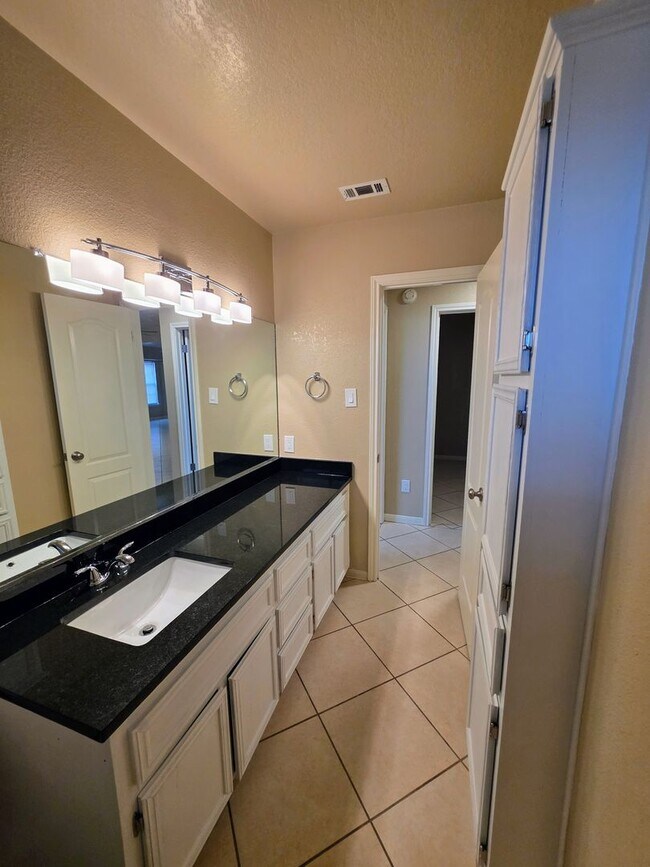 Building Photo - Beautifully Updated 4 Bedroom Home