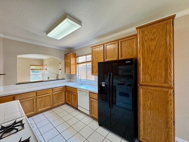Building Photo - Beautiful 3 Bed / 2 Bath Home with 2-Car Garage in Roseville