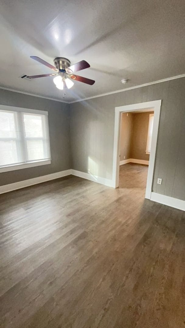 Building Photo - 512 W Oak Ave