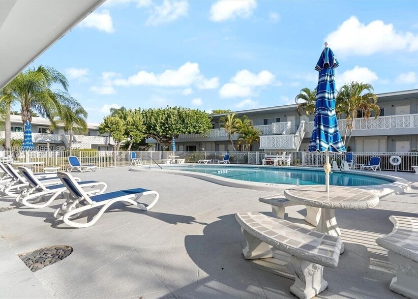 Building Photo - 2170 NE 51st Ct