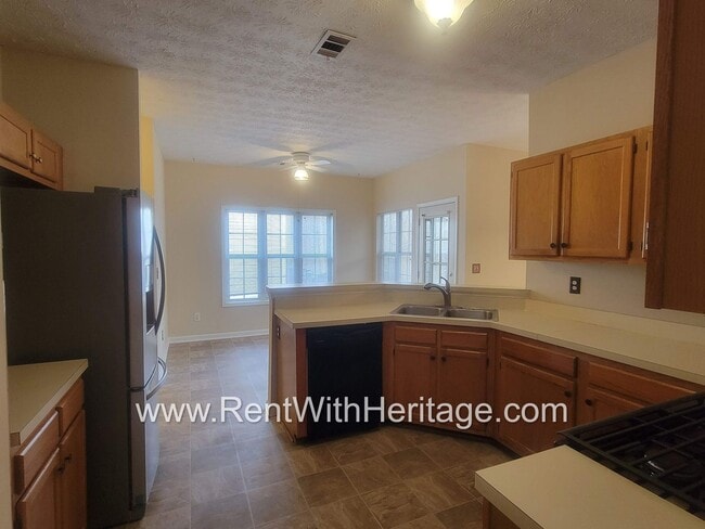 Building Photo - WOW!!...GORGEOUS HOME/HARDWOOD FLOORS/ UPGRADES GALLORE / SWIM - TENNIS