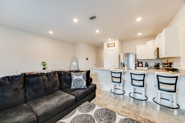 Building Photo - 1004 McLaren Cir