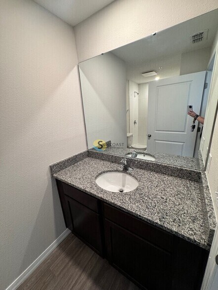 Building Photo - 617 Century 21 Dr