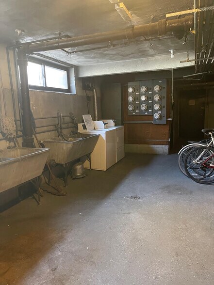 Building Photo - 1239 W Farwell Ave