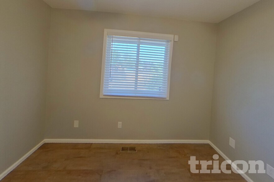 Building Photo - 910 Foothills Ct