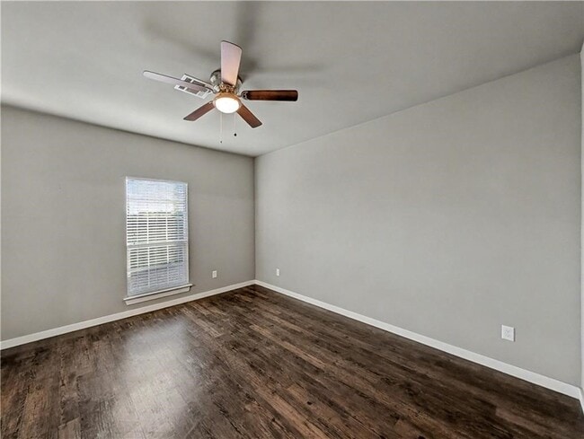 Building Photo - 862 Oakwood Ln