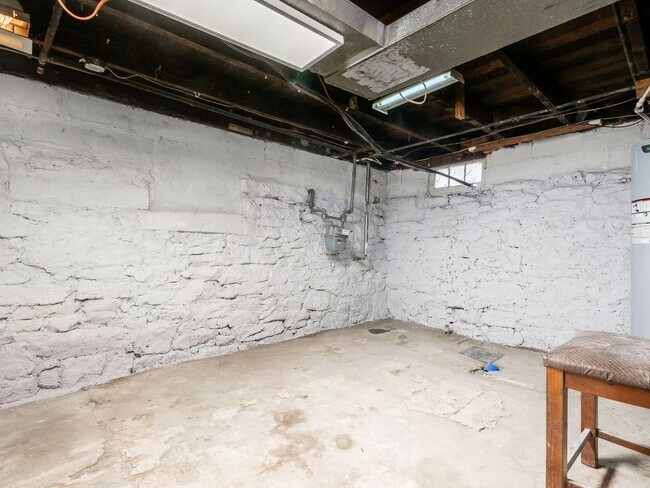 Building Photo - 501 Oak St
