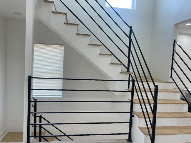 Building Photo - 201 E 37th St