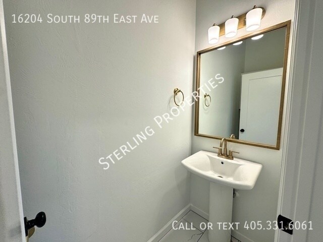Building Photo - 16204 S 89th E Ave